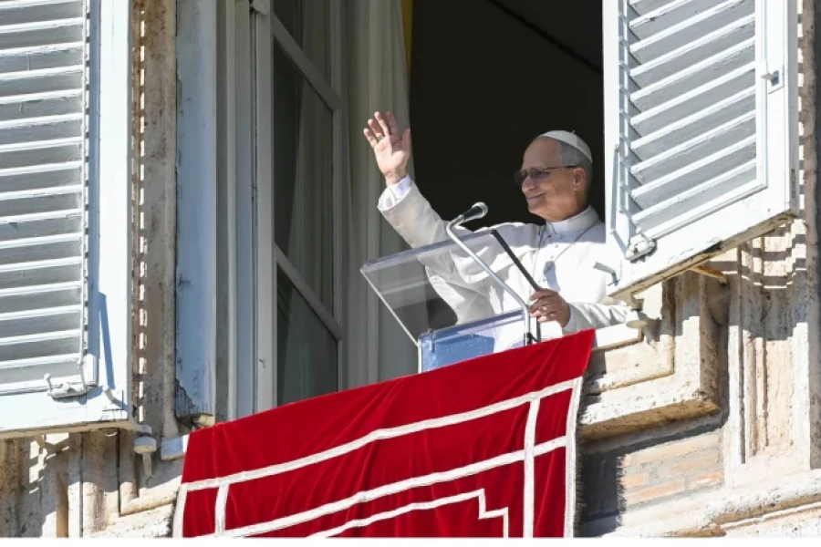 El Santo Padre se asoma al balc&oacute;n de su estudio privado en el Palacio Apost&oacute;lico.