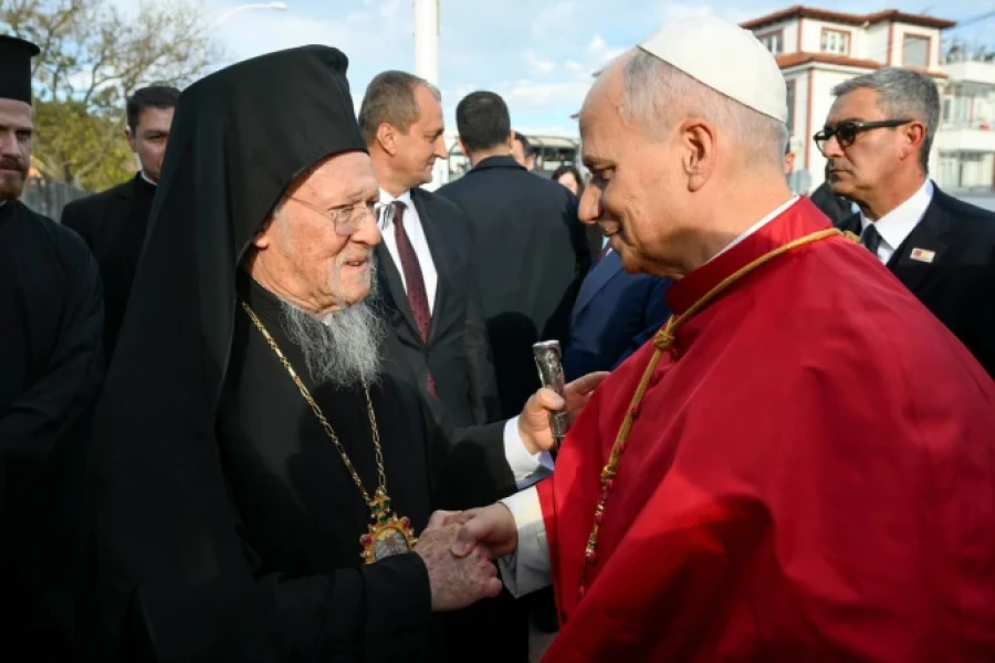 El Papa saluda a Bartolom&eacute; I en Iznik, durante su viaje a Turqu&iacute;a.