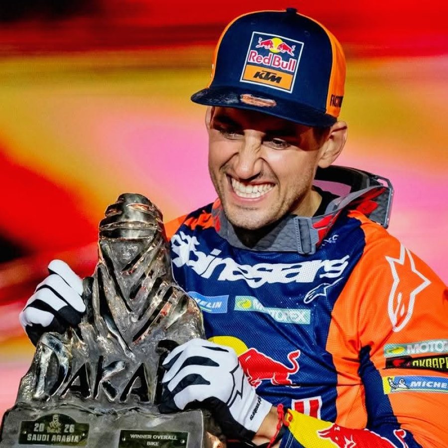 Luciano Benavides con el Touareg en el podio de Arabia Saudita.