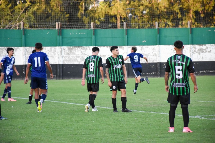 El 9 de Ben Hur, Juan Bono, acaba de convertir uno de sus goles e inicia la carrera para celebrar.