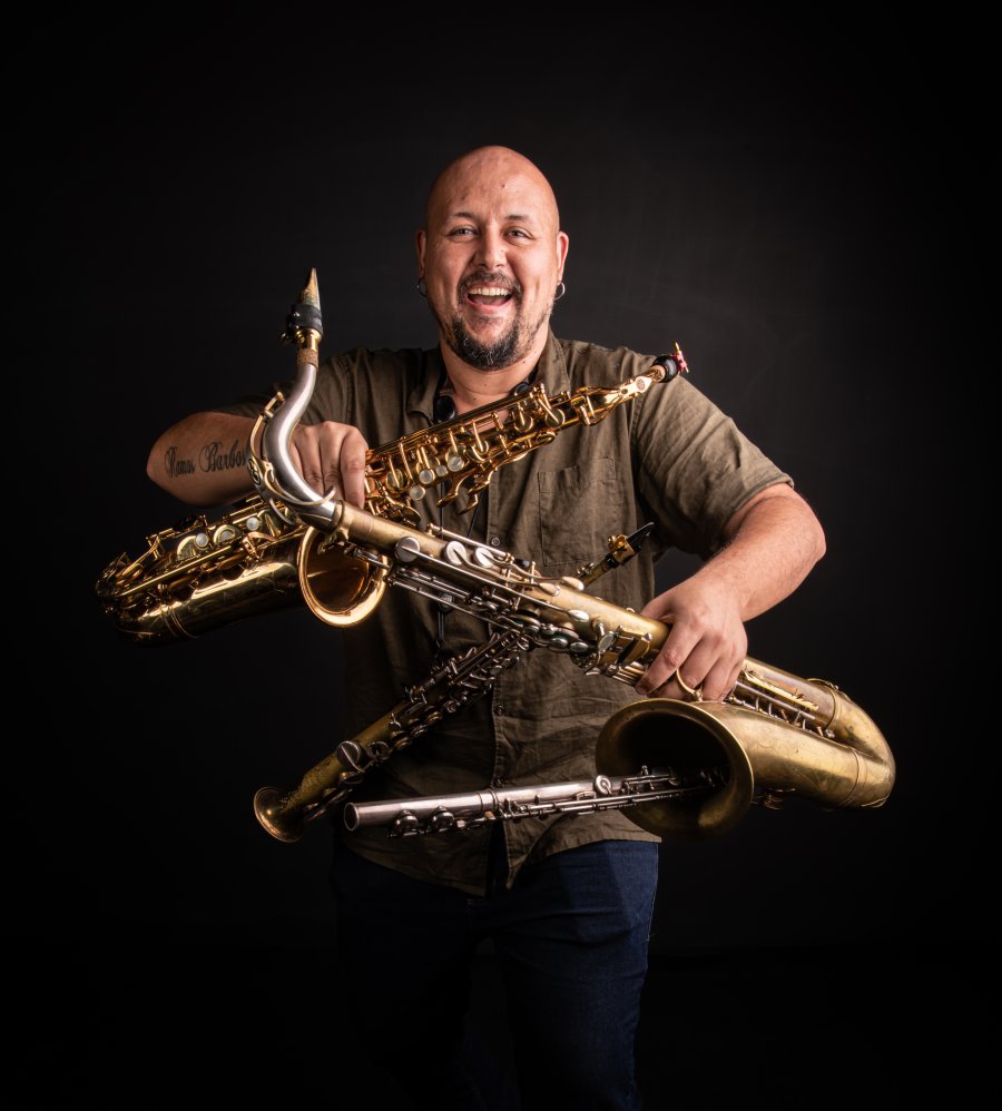 Jota P llega a Rafaela junto a su grupo.