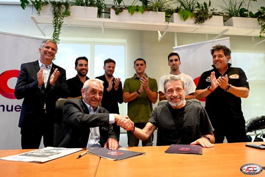 El momento de la firma del acuerdo entre la ACTC y Canal 9.