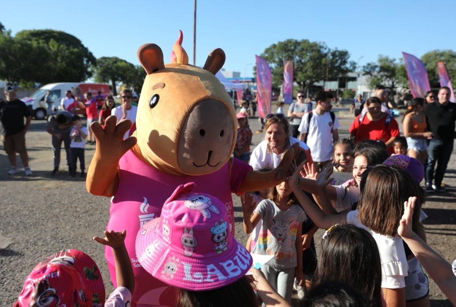 Capi, la mascota de los Juegos Suramericanos, divierte a los ni&ntilde;os en el Predio de la Flor.