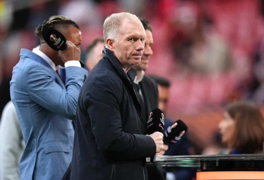 Scholes, en una batalla abierta con Lisandro Mart&iacute;nez.