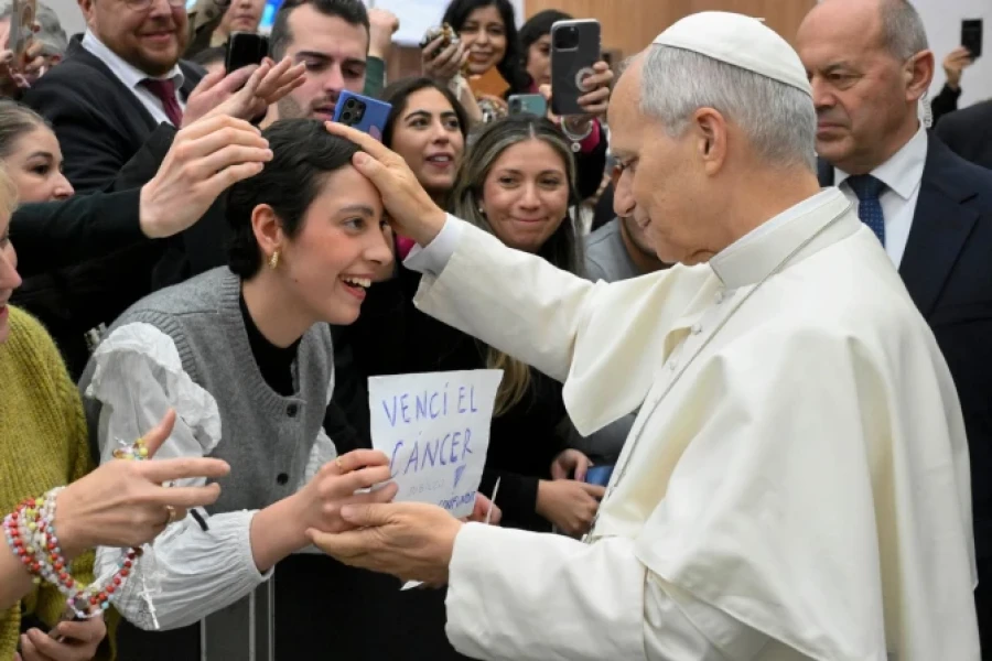 El Papa Le&oacute;n XIV bendice una joven que super&oacute; un c&aacute;ncer en una Audiencia General en el Aula Pablo VI del Vaticano .