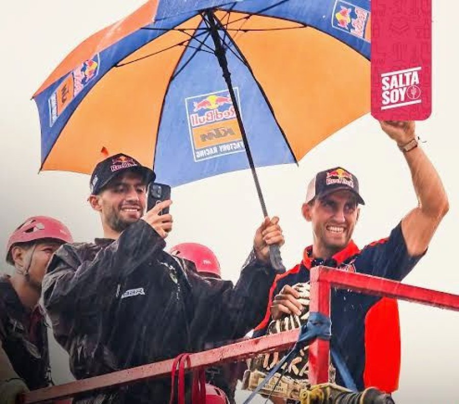 Luciano Benavides y su hermano Kevin protegi&eacute;ndose de la lluvia en Salta.