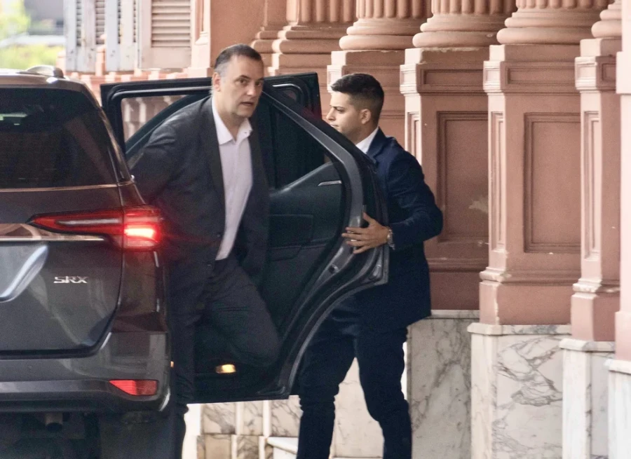 El jefe de Gabinete, Manuel Adorni, ingresa a Casa Rosada.