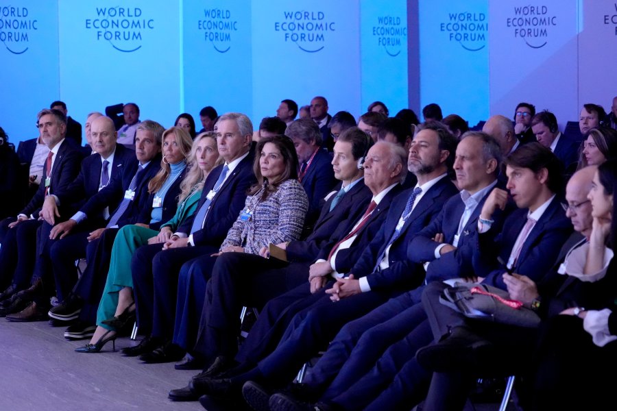 La delegaci&oacute;n argentina sigui&oacute; atentamente el mensaje de Javier Milei desde el escenario. (FOTO PRESIDENCIA)