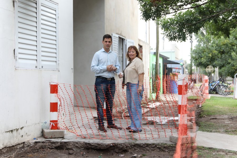 RECORRIDA. El intendente Viotti junto a la funcionaria local Norma Becchio visitaron las obras que se est&aacute;n ejecuntando en el barrio Los Nogales y en el Anfiteatro.