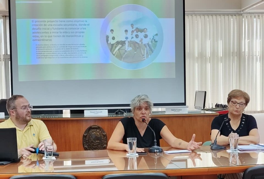 Franco Bertol&iacute;n y Ana Santucci, de la Asociaci&oacute;n Barbiana, junto a la presidenta del Concejo, Mabel Fossatti.