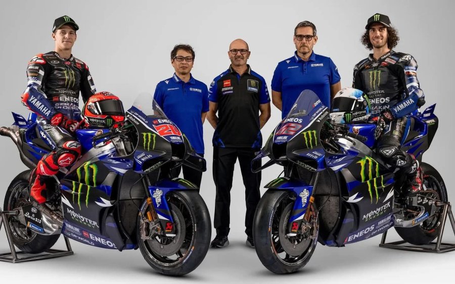 Fabio Quartararo y Alex Rins con la nueva moto y los ingenieros de Yamaha.