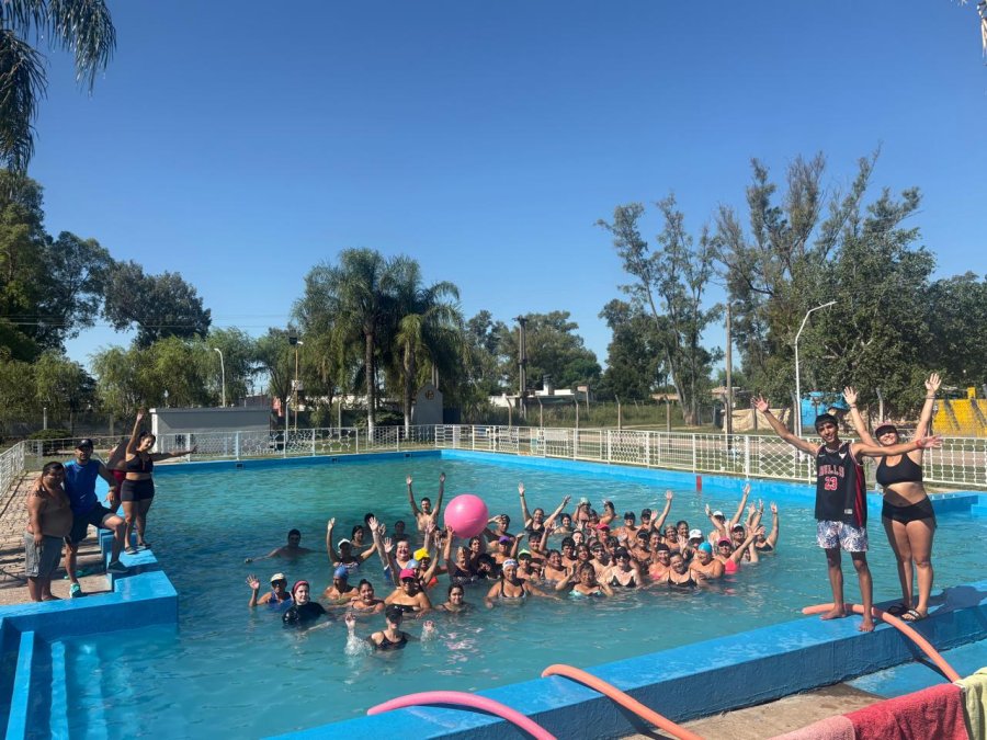 Un grupo disfrutando en la pileta.