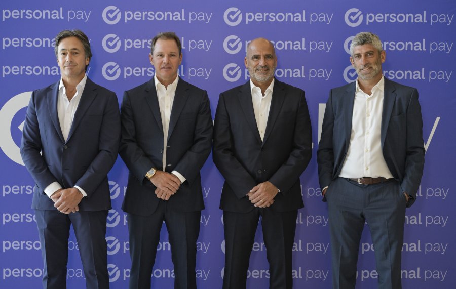 : Juan Parma, CEO de Banco Macro, Jorge Brito, Presidente de Banco Macro, Roberto Nobile, CEO de Personal, y Mart&iacute;n Heine, CEO de Personal Pay al formalizar el acuerdo..