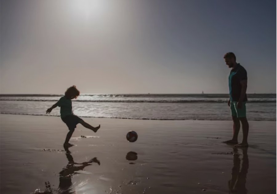 A LA PLAYA. A veces, ir de vacaciones con los chicos no tiene precio por la felicidad que genera.