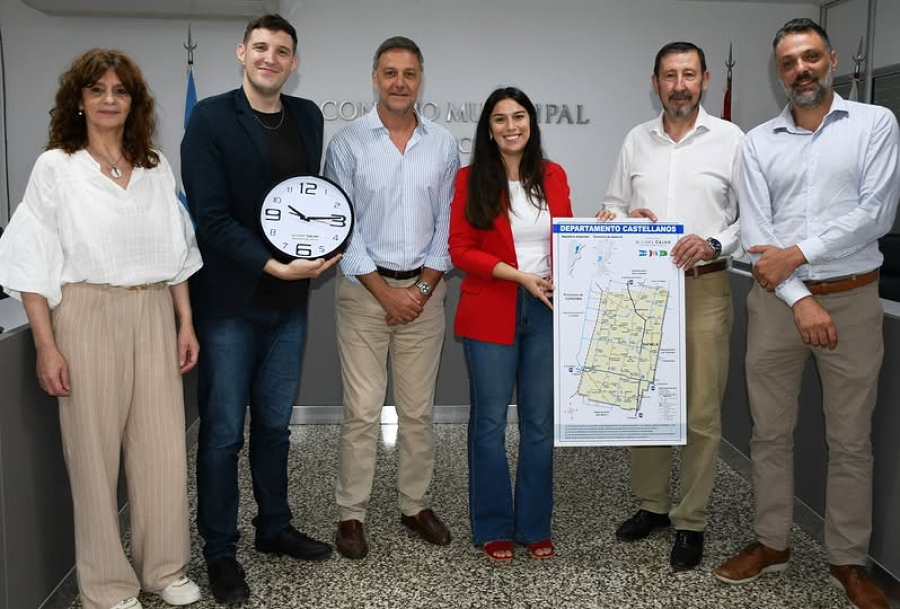 PRESENTE. El Cuerpo Legislativo en el momento de recibir el obsequio.