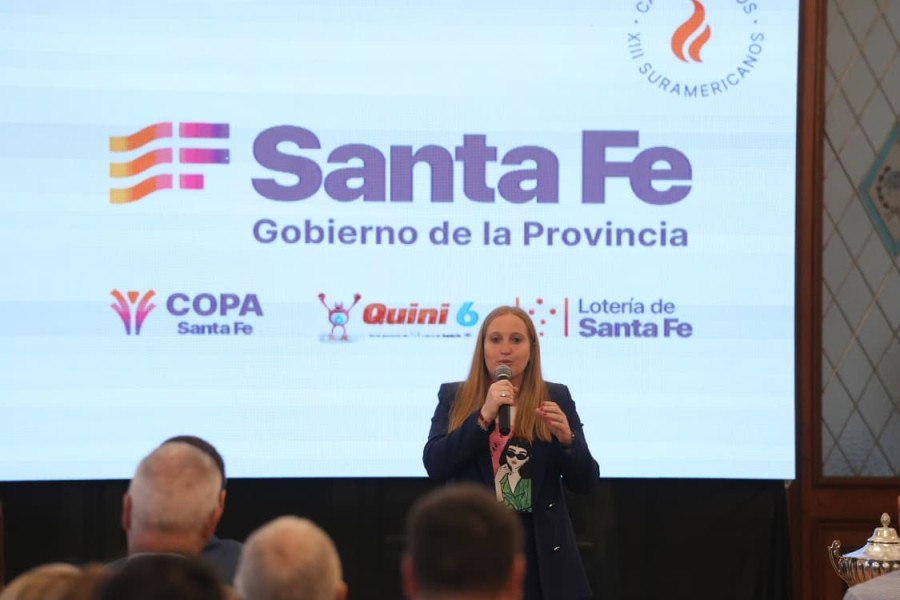 La ministra Victoria Tejeda ponder&oacute; la tradicional marat&oacute;n acu&aacute;tica Santa Fe-Coronda. (FOTO SCS)