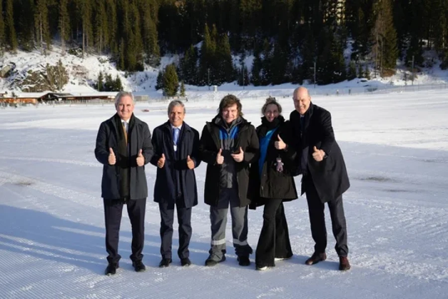 La delegaci&oacute;n argentina que viaj&oacute; a Davos encabezada por el presidente Javier Milei.