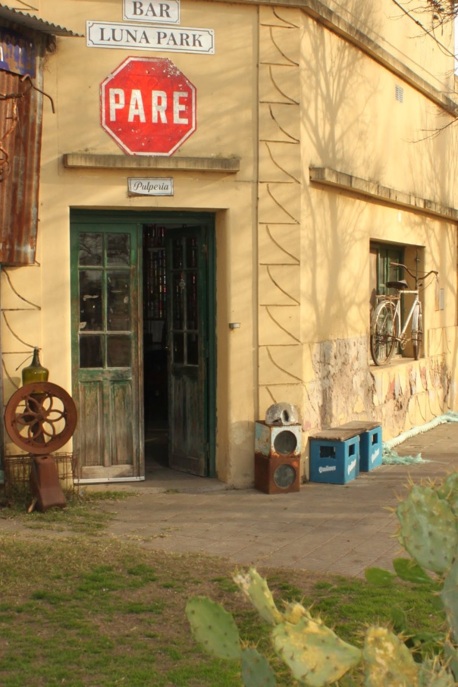 pintoresco espacio ubicado en Polvaredas, mezcla de bar, museo y cancha de bochas.