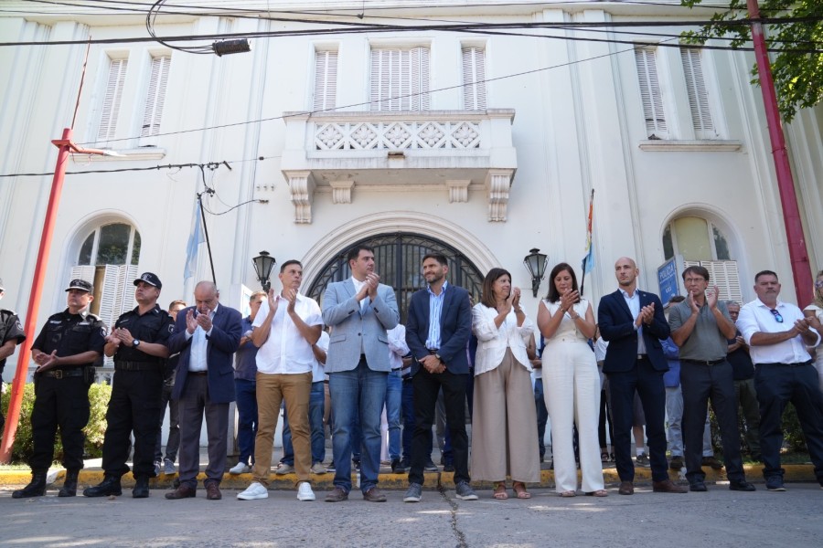 Entrega de una nueva tanda de camionetas 0 km adaptadas para el patrullaje policial.