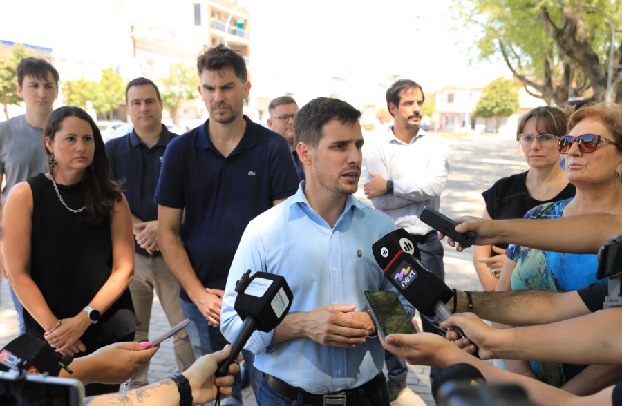 Pese al calor del mediod&iacute;a del viernes, el intendente encabez&oacute; el acto de inauguraci&oacute;n parcial del readoquinado de calles del per&iacute;metro de la Plaza 25 de Mayo, junto a funcionarios de su gabinete.