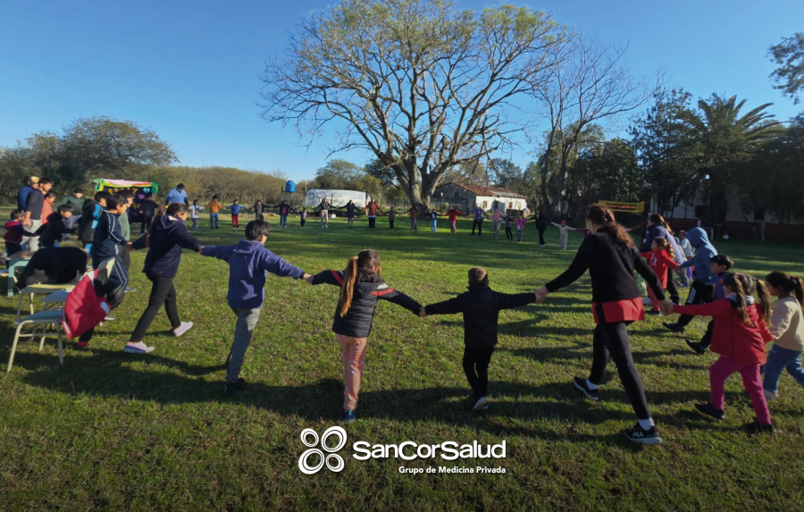 Lleva adelante el Programa de Padrinazgo con el que impulsa el desarrollo educativo y social de siete escuelas rurales en distintos puntos del pa&iacute;s.