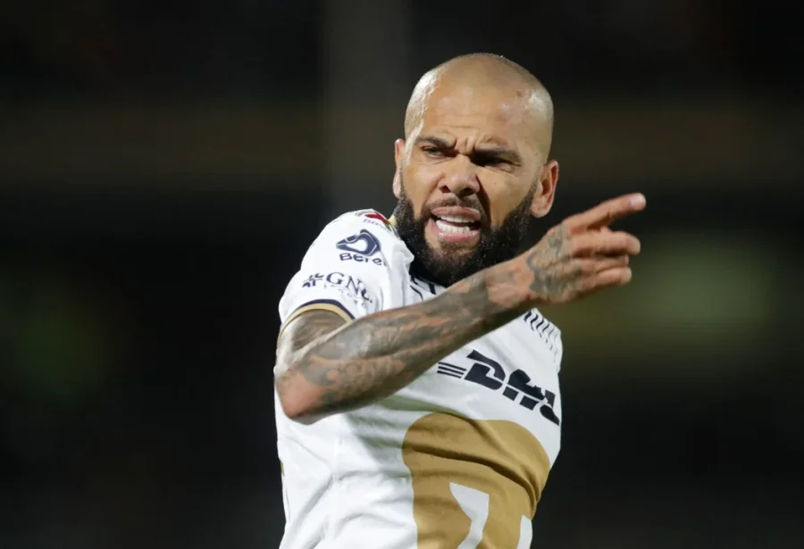 Dani Alves con la camiseta del Pumas de M&eacute;xico.