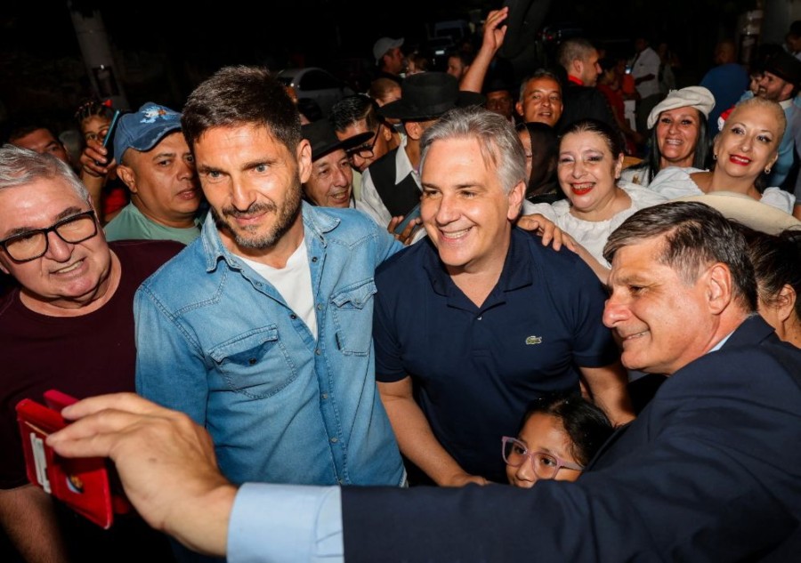 Los gobernadores de Santa Fe, Maximiliano Pullaro, y de C&oacute;rdoba, Mart&iacute;n Llaryora, junto al intendente de Cosqu&iacute;n, Ra&uacute;l Cardinali.