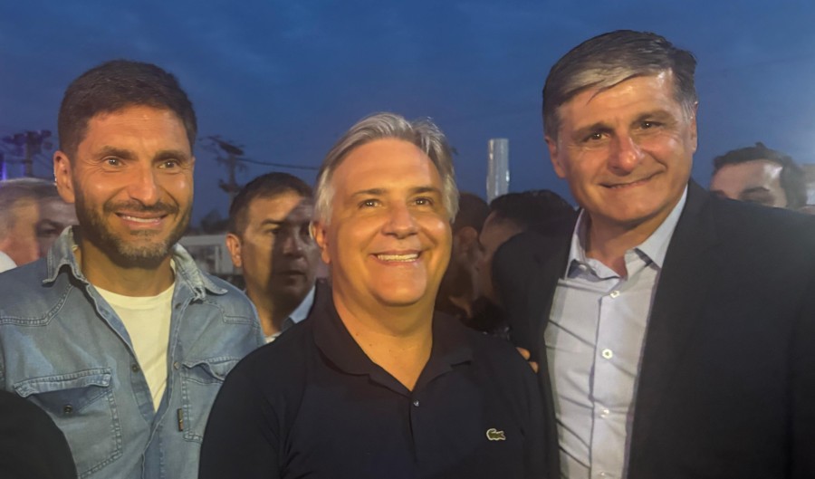 Maximiliano Pullaro, Mart&iacute;n Llaryora y Ra&uacute;l Cardinali en la primera luna del Festival Nacional de Folclore de Cosqu&iacute;n. (FOTO PRENSA C&Oacute;RDOBA)