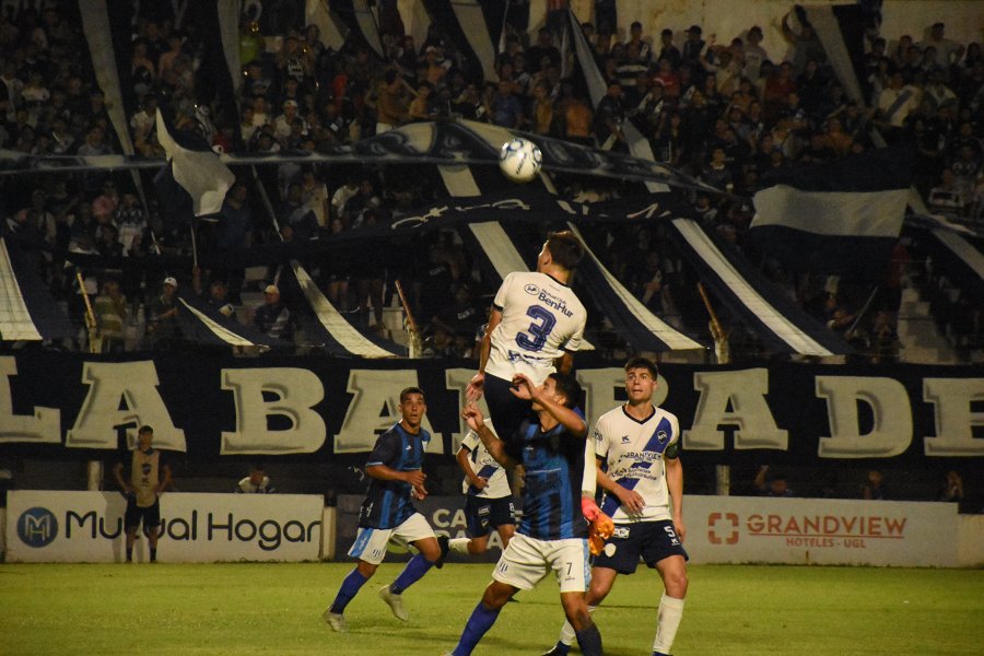 UN A&Ntilde;O ATRAS. Se enfrentaron en dos partidos muy parejos.