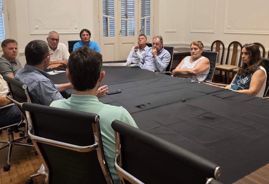 El presidente del Centro Comercial e Industrial, Gabriel Corrado, junto al vicepresidente de la entidad, Hern&aacute;n Heinzmann y los secretarios de Gobierno, Germ&aacute;n Bottero, y de Desarrollo Econ&oacute;mico, Patricia Imoberdorf, entre otros. (FOTO PRENSA MUNICIPAL)