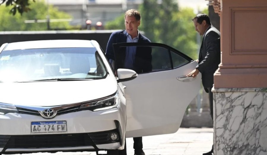 ESTRATEGIA. El Ministro del interior Diego Santilli, sale de la casa Rosada, al termino de la reunion convocada por jefe de Gabinete, Manuel Adorni.