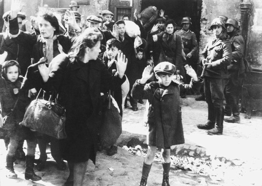 Jud&iacute;os polacos capturados por alemanes durante el Levantamiento del gueto de Varsovia, mayo de 1943.