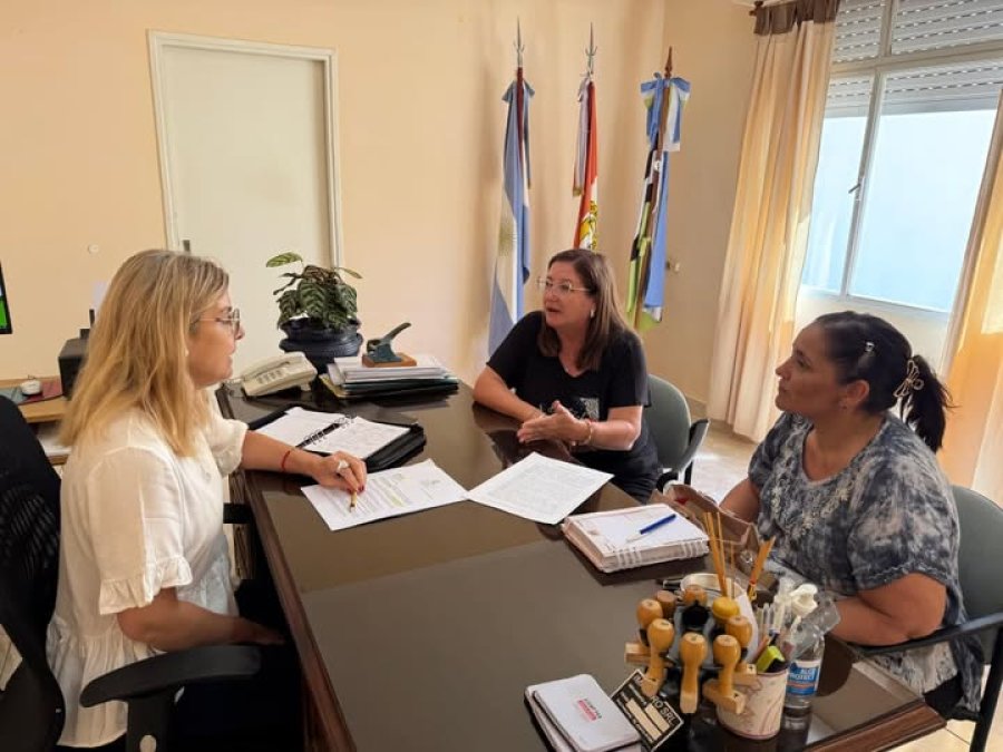 Zulma Maciel, Elisabet Mandola y  Sonia Dom&iacute;nguez, durante el encuentro.