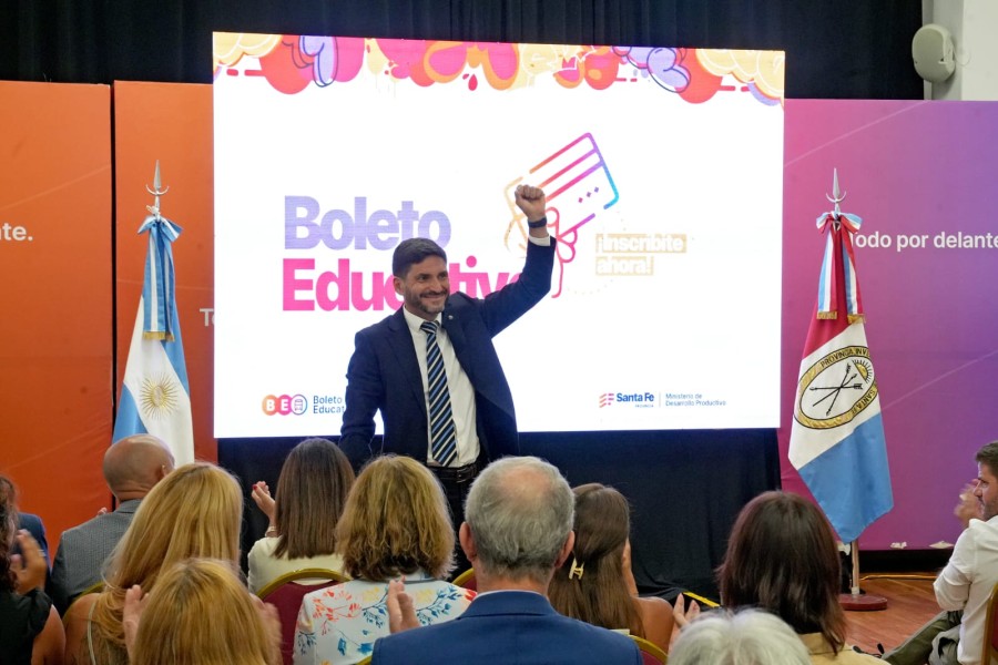 El gobernador Pullaro el lunes al lanzar el programa que se consolida como una herramienta estructural para garantizar el acceso a la educaci&oacute;n en toda la provincia.