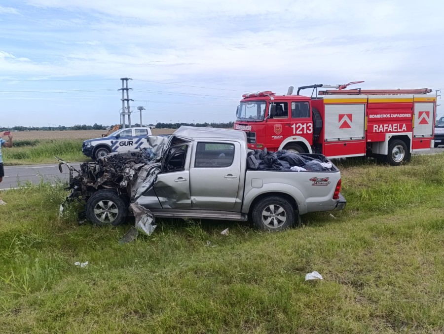 La camioneta Toyota muestra los da&ntilde;os del choque frontal.