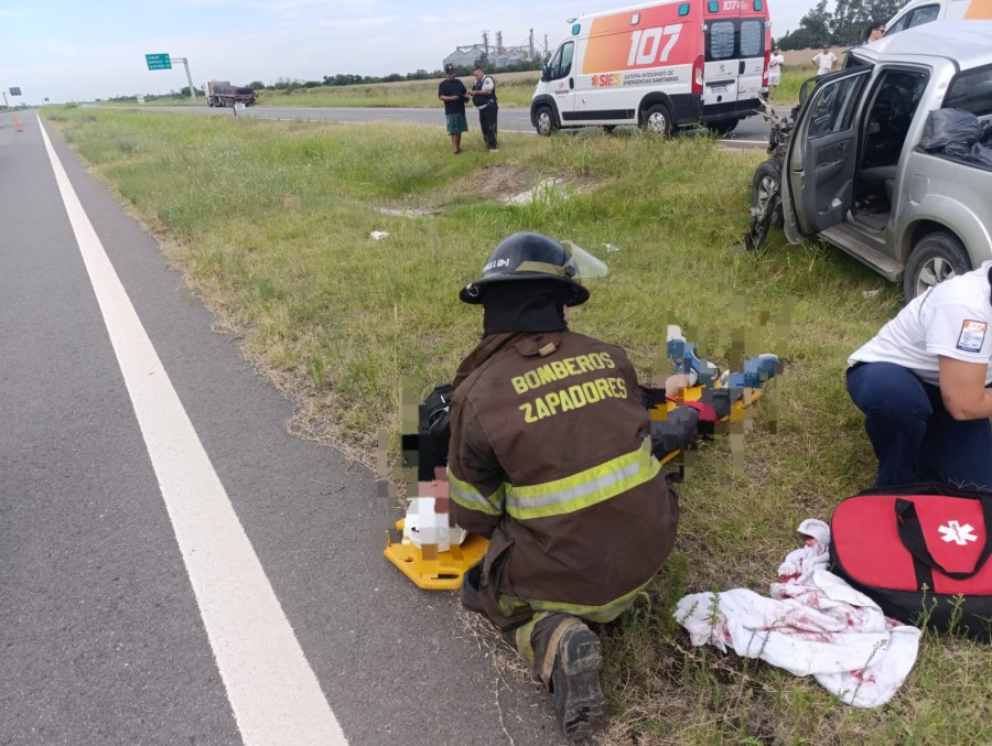 Un bombero y un integrante del servicio 107 atienden a uno de los heridos que se encuentra sobre el piso. (FOTO DGB)