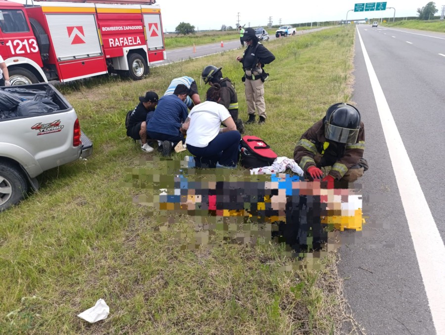 Personal de distintos organismos de emergencia atienden a los heridos del accidente registrado esta tarde en la Variante de la 34. (FOTO DGB)