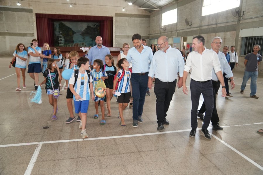 El gobernador Pullaro en el gimnasio en la localidad de Raquel. (FOTO SCS)