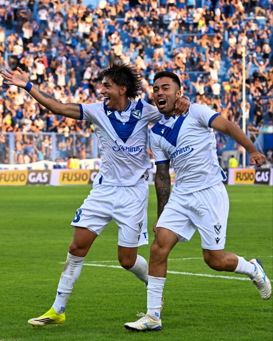 FESTEJO VELEZANO. El equipo de Liniers lo dio vuelta.
