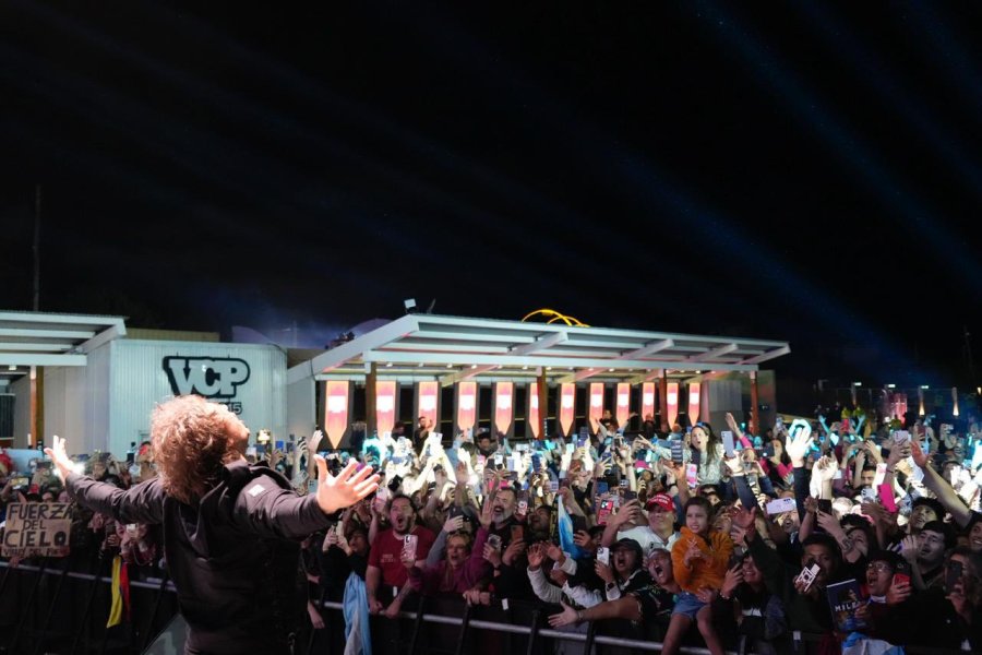 Milei, en modo le&oacute;n, ante fan&aacute;ticos libertarios en la Derecha Fest de Mar del Plata.