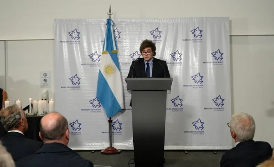 El presidente Javier Milei durante el acto por el D&iacute;a del Holocausto.