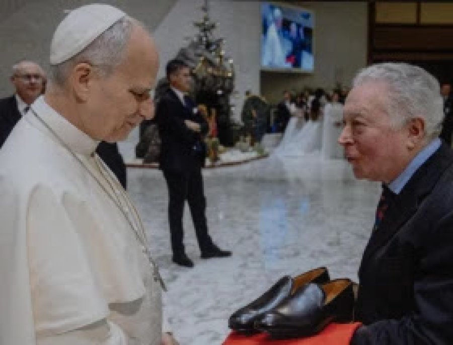 Le&oacute;n XIV y Adriano Stefanelli dcuando &eacute;ste le entrega su primer par de zapatos.
