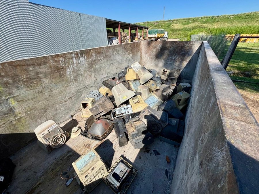 OPERATIVO. Se concret&oacute; este mi&eacute;rcoles el env&iacute;o de 6.340 kilogramos de Residuos de Aparatos El&eacute;ctricos y Electr&oacute;nicos en desuso desde el Complejo Ambiental hacia la ciudad de Rosario.