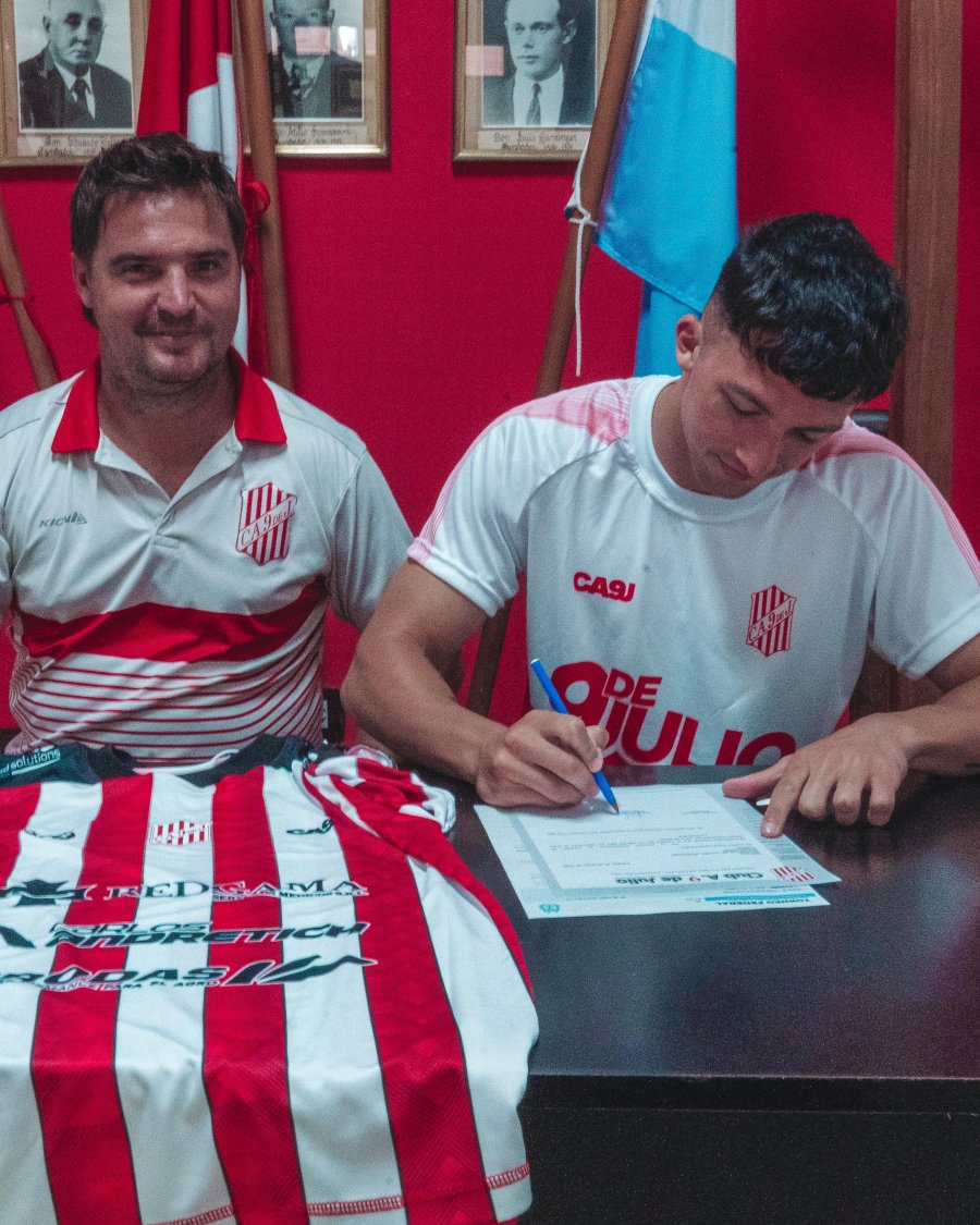 SIGUE. Facundo Garc&iacute;a firmando su contrato, junto al Director Deportivo Maximiliano Zbrun.