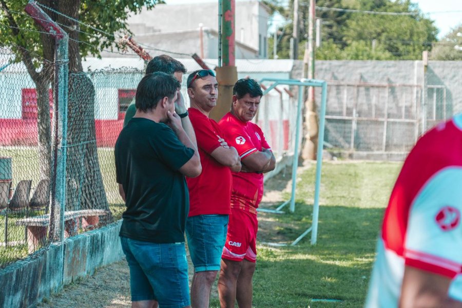 ADENTRO Y FUERA DE LA CANCHA. El presidente del Club, Lucas Astrada, junto al entrenador Marcelo Varela.