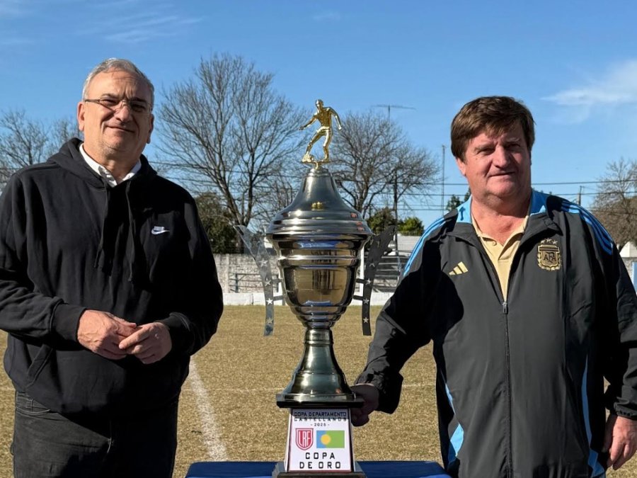 LA COPA. Alcides Calvo y Fabi&aacute;n Zbrun junto al gran premio que se llevar&aacute; el ganador del certamen.