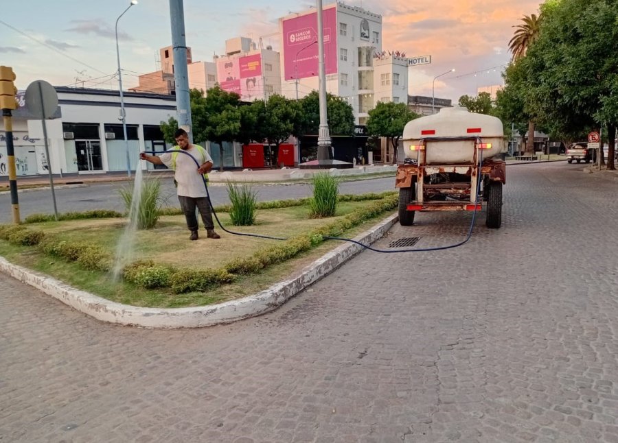 TAREAS. El riego se lleva adelante de manera manual en zonas puntuales de la ciudad.