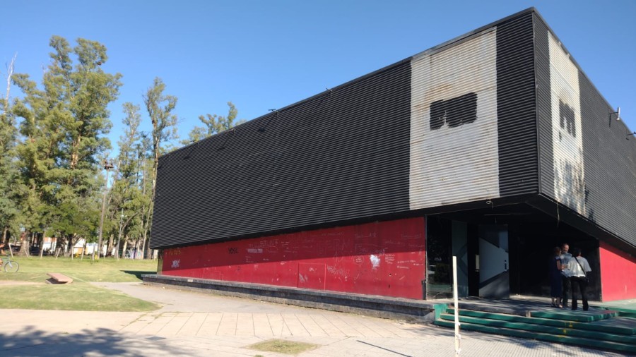 Funcionarios municipales en las puertas del inmueble al recibir las llaves del mismo.