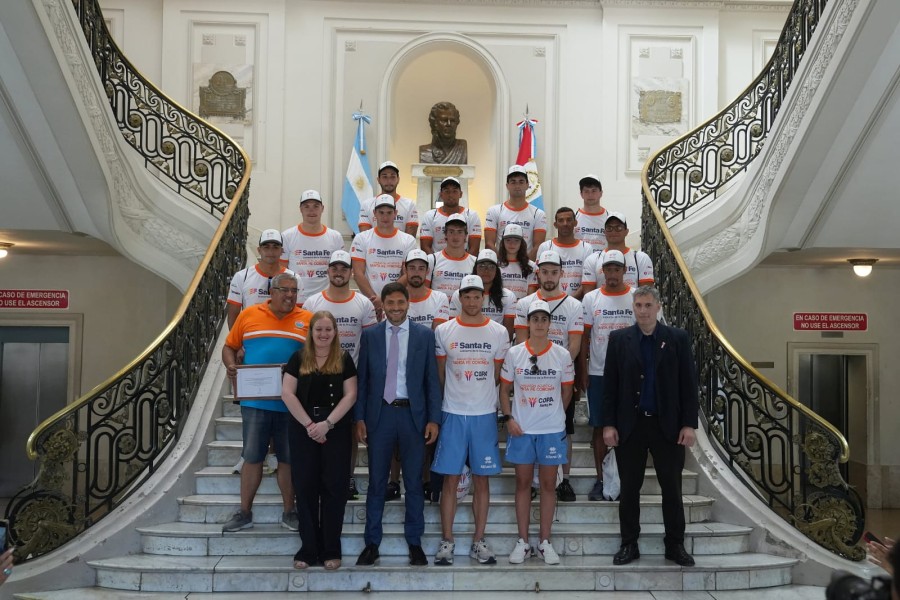El gobernador Pullaro junto a los participantes de la Marat&oacute;n acu&aacute;tica Santa Fe - Coronda que se disputar&aacute; el pr&oacute;ximo domingo.