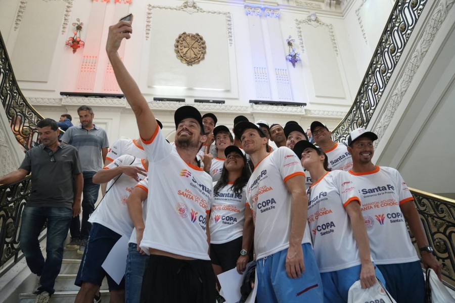 Selfie! Los nadadores retratan el momento en la emblem&aacute;tica escalera del hall de Casa de Gobierno en la ciudad de Santa Fe. (FOTO SCS)